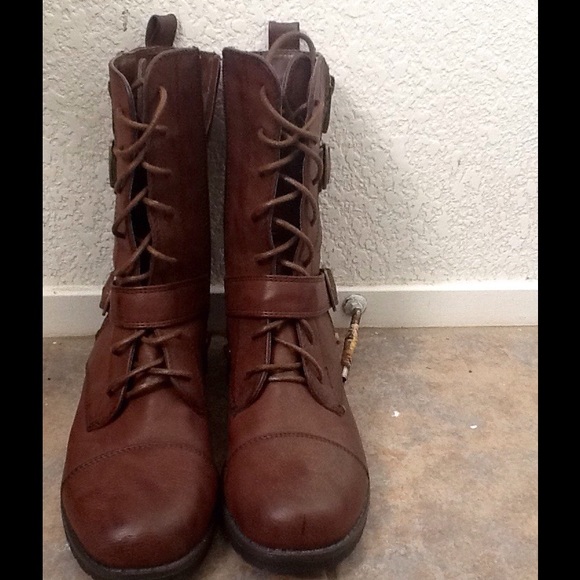 Brown fashionable boots - Picture 1 of 3