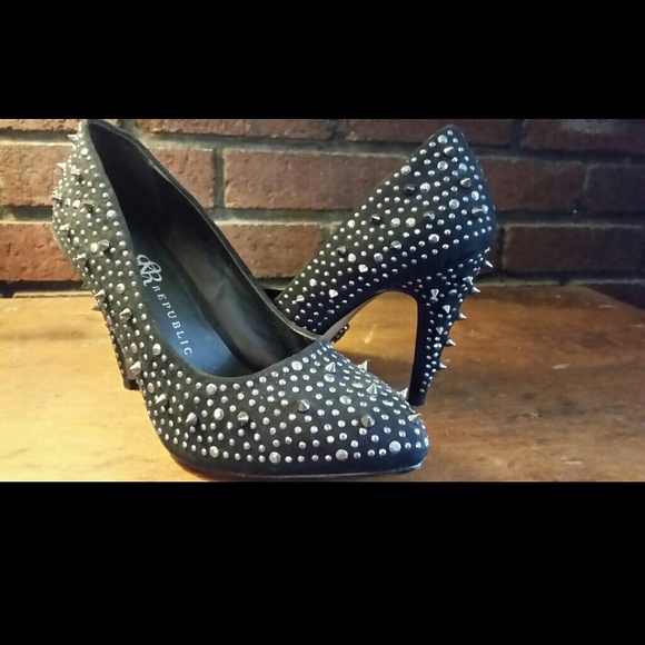 Black Spunky Heels - Picture 1 of 4