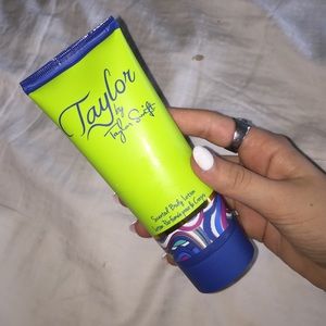 TAYLOR SWIFT BODY LOTION 💙