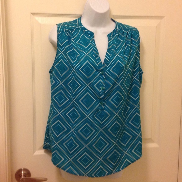 🎀JUST ADDED-Teal/white top with diamond patterns
