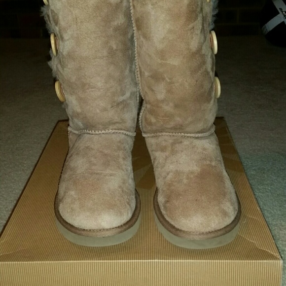 UGGS - Picture 2 of 4