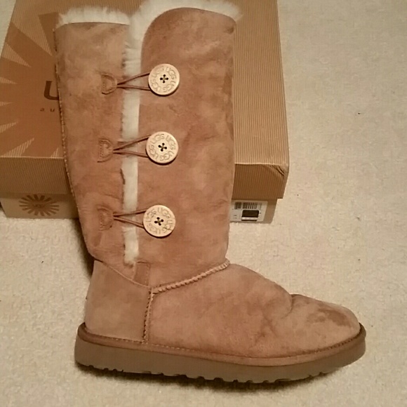 UGGS - Picture 4 of 4