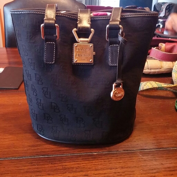 Dooney & Bourke pocket book