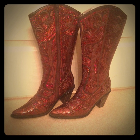 Sequenced heeled boots