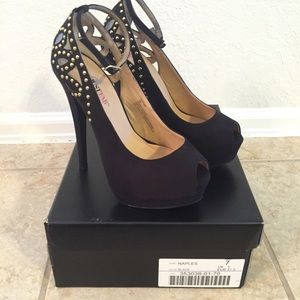 JustFab Naples peep-toe pump in black and gold JustFab Naples peep-toe pump in black and gold