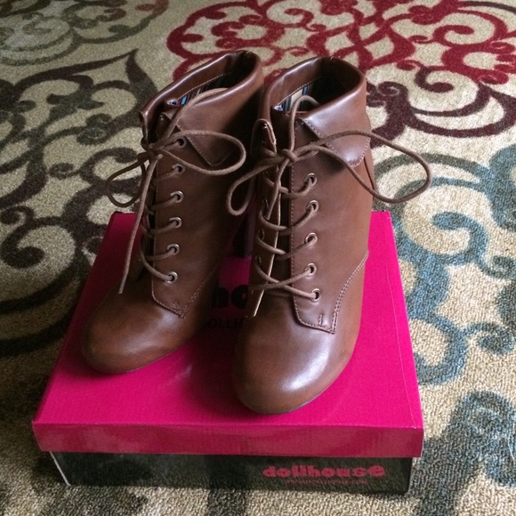 DOLLHOUSE FALL BOOTIES Size 8
