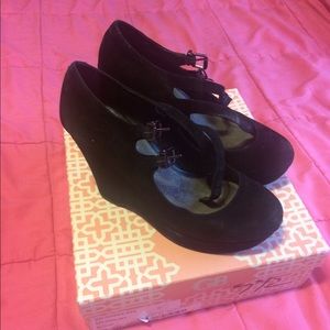 Black VERY CUTE Gianni Bini wedge heels