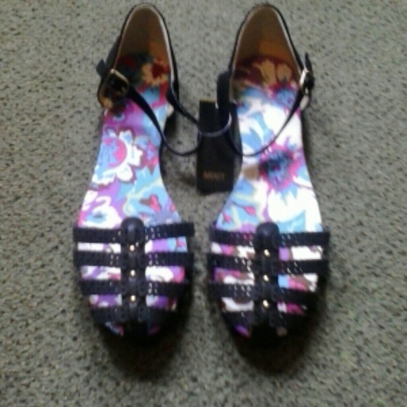 NWT Black flats..I think they run a little big. - Picture 2 of 4
