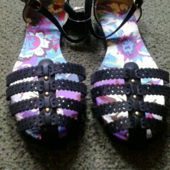 NWT Black flats..I think they run a little big. - Picture 3 of 4