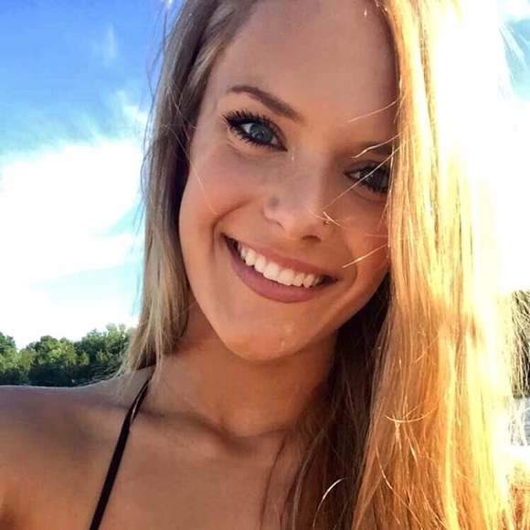 Meet your Posher, Danielle - Picture 2 of 3