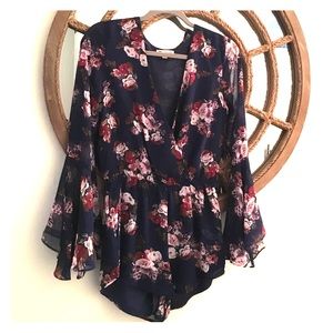 ✨SALE ITEM!✨Long sleeve floral romper