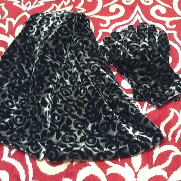 ELEGANT SCARF AND GLOVE SET NWOT