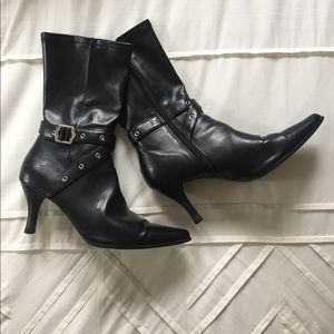 Pointy- toed black boots