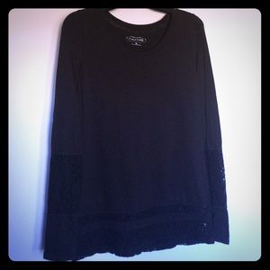 Maurice's. Black tee.