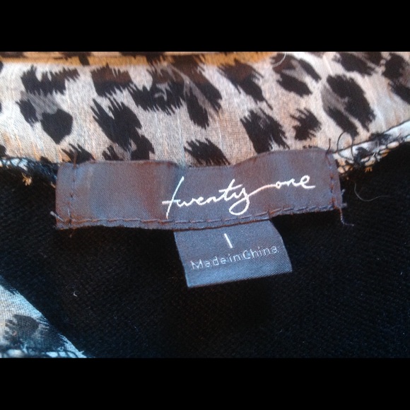 Leopard print blouse w sweater vest - Picture 2 of 2