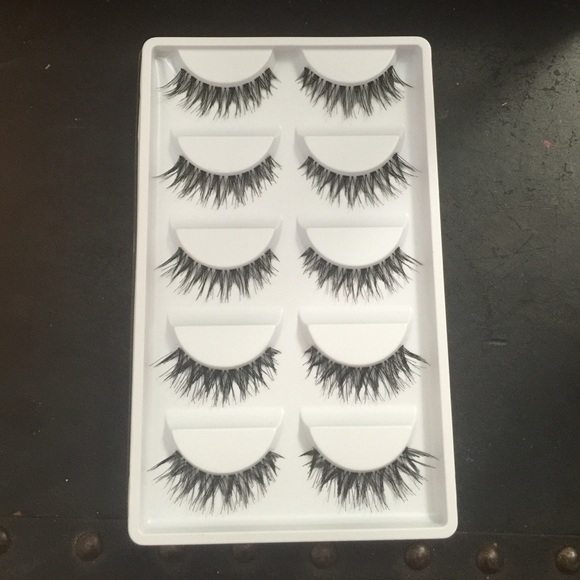 Set of 5 fake eyelashes. 100%silk