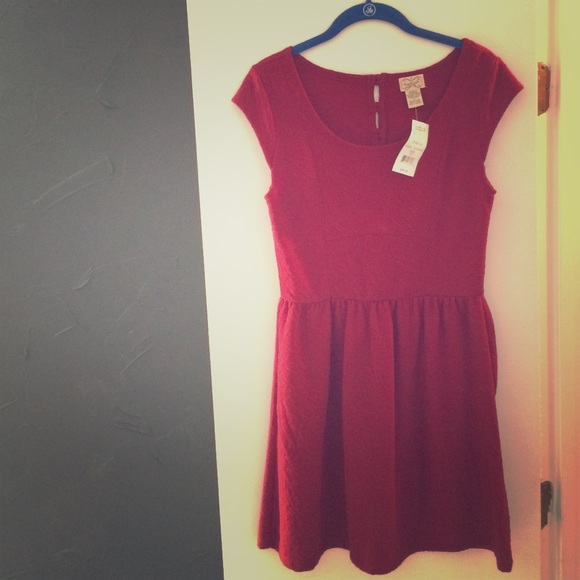 Red Dress. - Picture 1 of 4