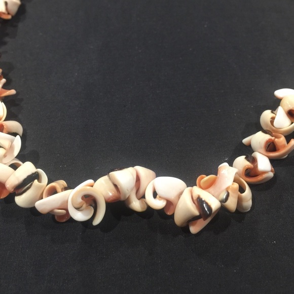 Shell Beaded Neckless - Picture 2 of 3