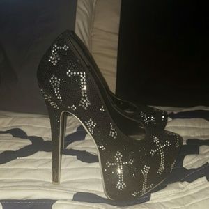 Size 7 1/2 Black & Silver Platform Pumps