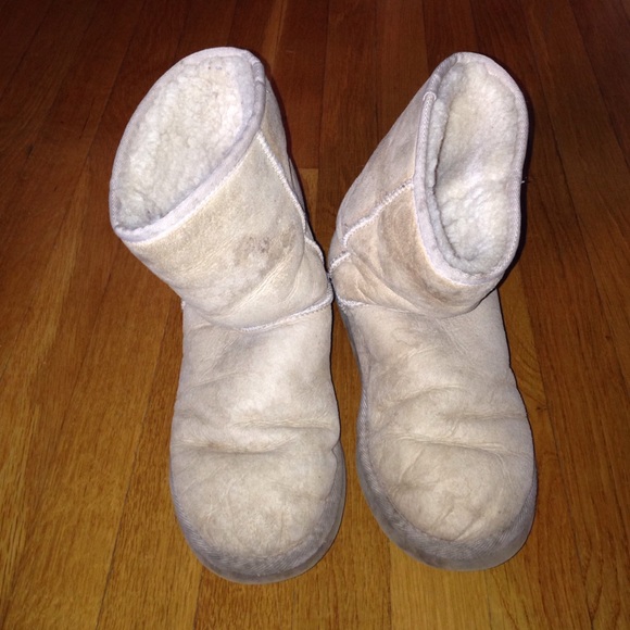 UGG classic short ( sand size 9)