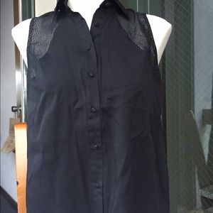 👄NWOT black buttonup sleeveless top w/cutout 👄