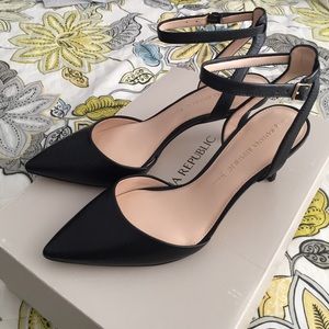 NIB Banana Republic Makayla mid heel shoes