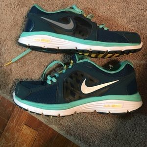 Nike livestrong duel fusion athletic shoes