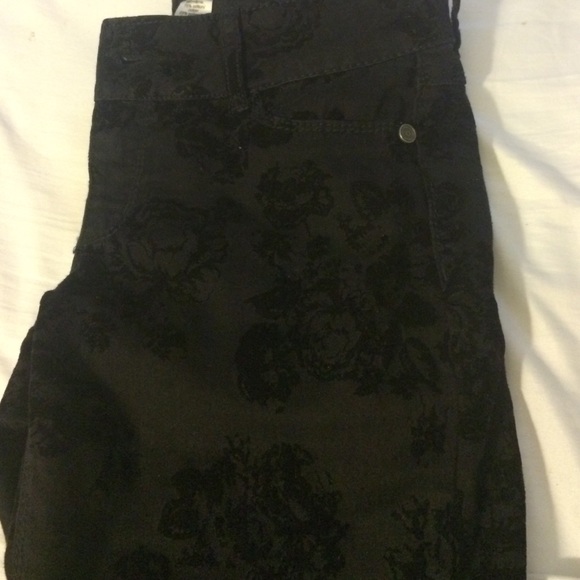 Beautiful pattern black pants😍 - Picture 2 of 2