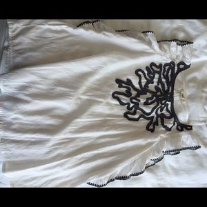 Sleeveless ruffle shirt with gray stitching.