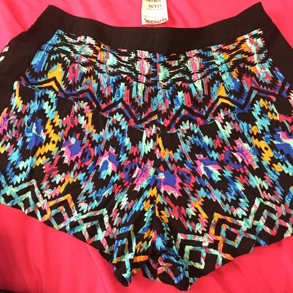 New with tags Aztec print shorts - Picture 2 of 4