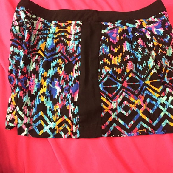 New with tags Aztec print shorts - Picture 3 of 4