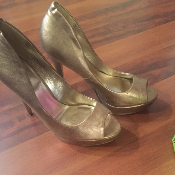 Gold High Heel size 8