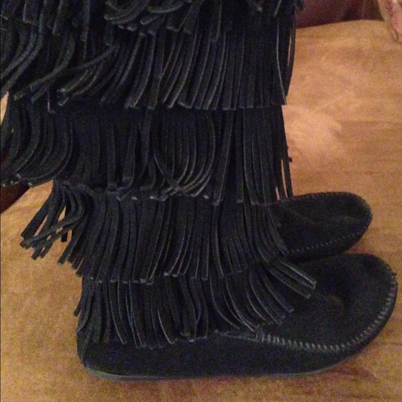SOLD🖐🏼 Minnetonka five layer fringe boots - Picture 1 of 4