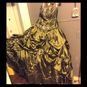 Olive green quinceañera dress used once