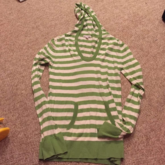 Thin sweater with hood