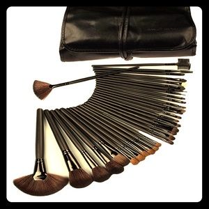 NWOT 32 Makeup Brush Kit!