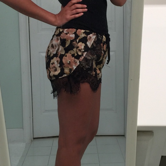 Dressy shorts with lace detail - Picture 3 of 3