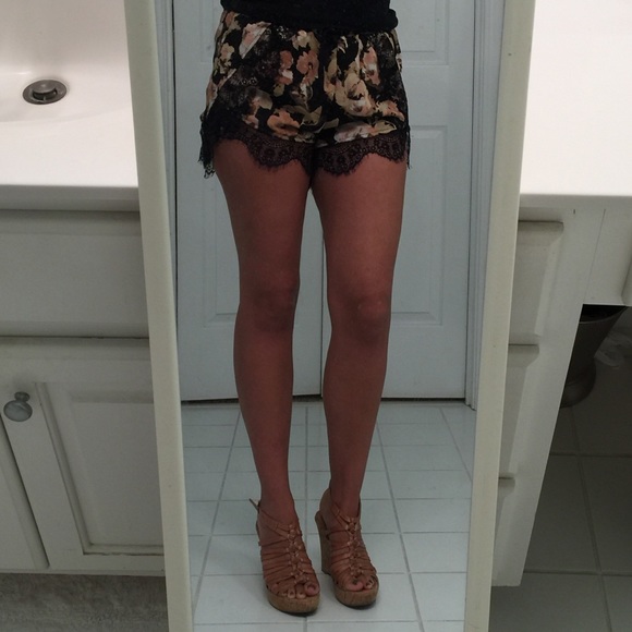 Dressy shorts with lace detail - Picture 2 of 3