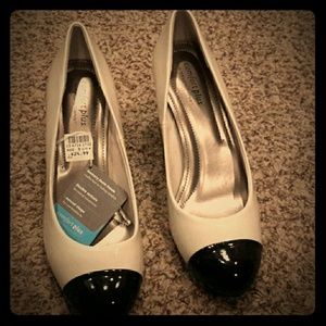 Round toe black/ivory heels