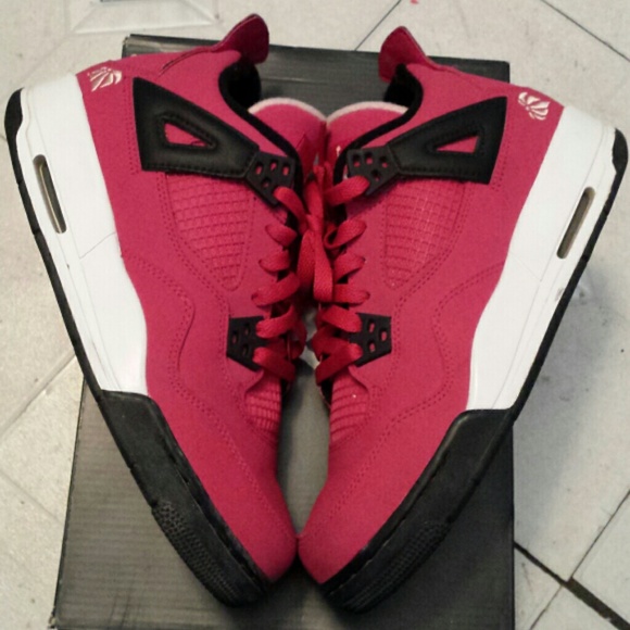 ❌SOLD❌ Retro Cherry/Valentines Day 4s