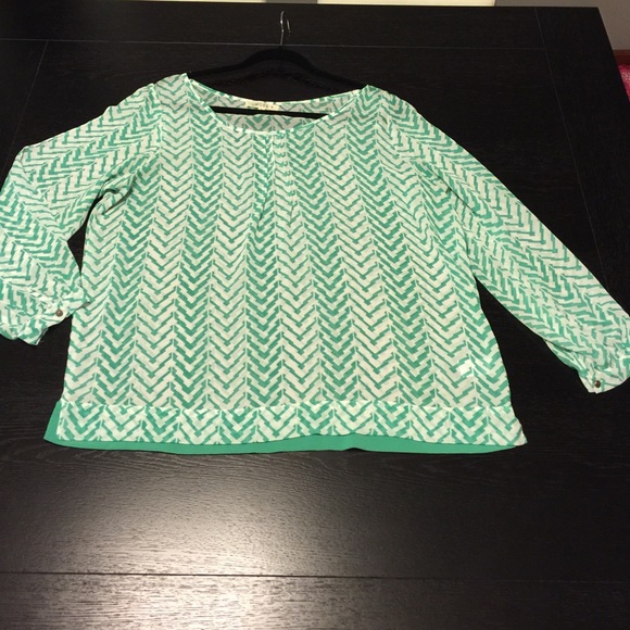 Beautiful green and white blouse!!!!🌺🌸🌹