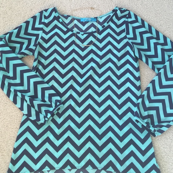 Retro long sleeve top. Perfect for Fall!