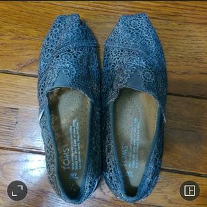 Laced grey toms