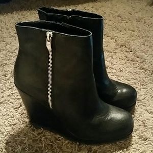 Black wedge boot