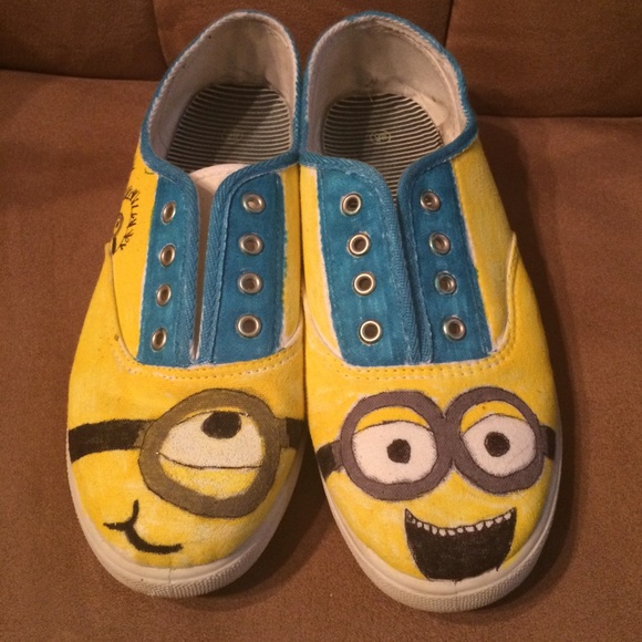 Size 8.5 minion shoes
