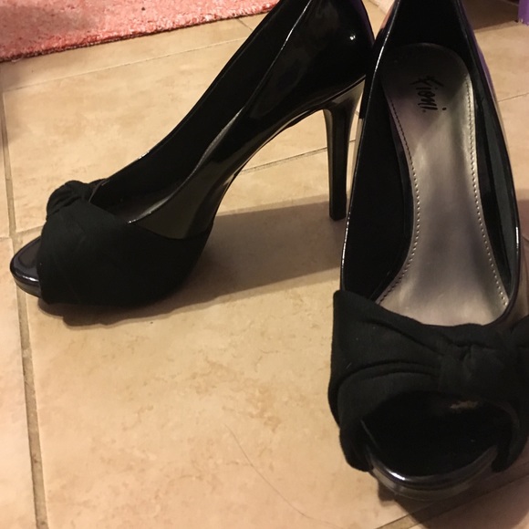 [ NEVER WORN ] Black high heels.