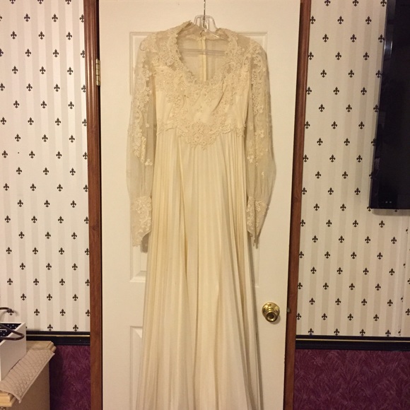 Traditional vintage wedding dress Ivory