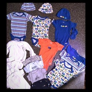 BUNDLE OF 17 ONESIES AND 3CAPS 2 MITTENS LIKE NEW
