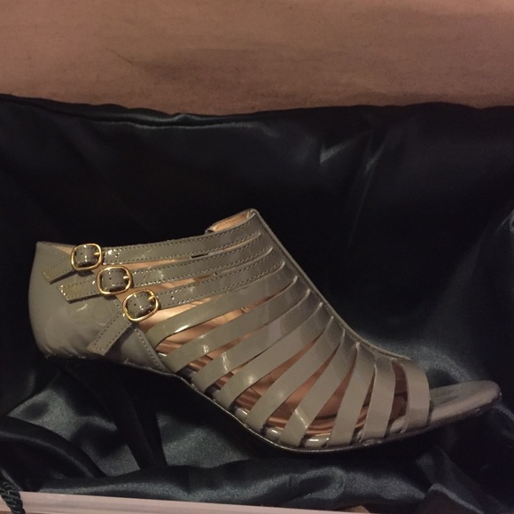 Robert Clergerie grey patent pumps