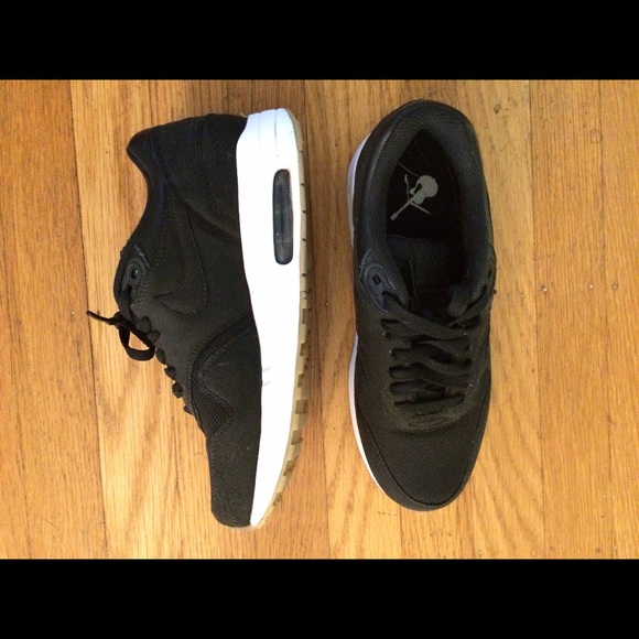 APC x Nike Air Max 1 - Picture 2 of 4